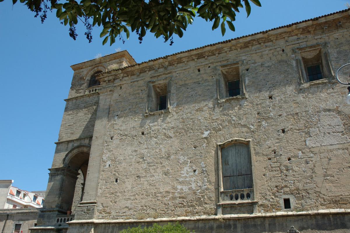 Palazzo Chiaramonte - Piazza San Francesco: il Chiostro di Palazzo Chiaramonte